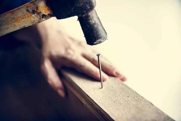 Carpinteiro feminino usando martelo — Fotografia de Stock