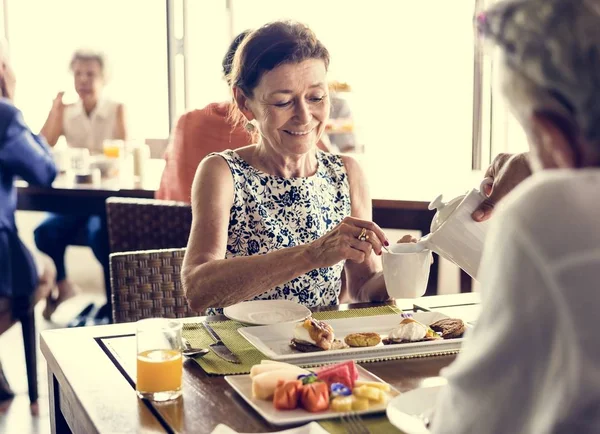 Üst düzey çift bir otelde kahvaltı