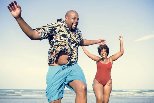 Casal Feliz Jogando Mar — Fotografia de Stock