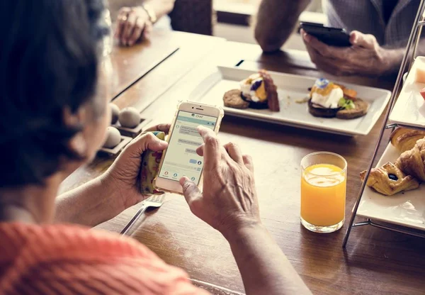 Para Przy Użyciu Smartfonów Obiad — Zdjęcie stockowe