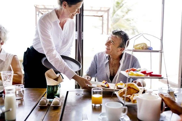 Hotelkellnerin Serviert Essen — Stockfoto