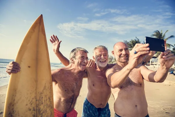 Dojrzałe Surferów Plaży — Zdjęcie stockowe