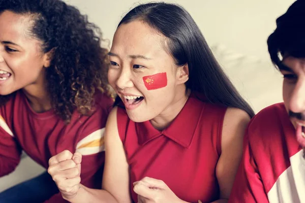 Amigos Torcendo Copa Mundo Com Bandeira Pintada — Fotografia de Stock