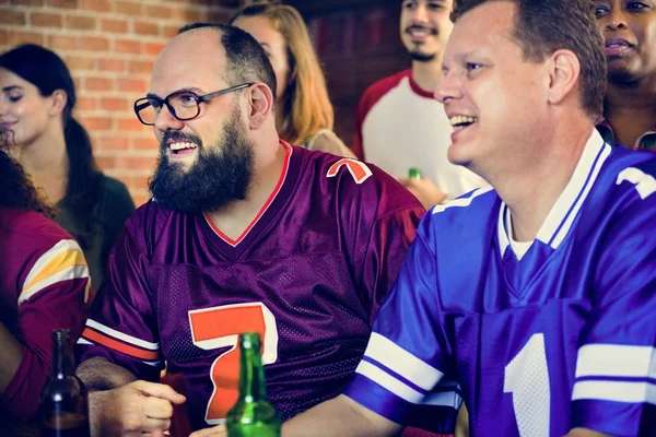 Amigos Animando Deporte Bar Juntos — Foto de Stock