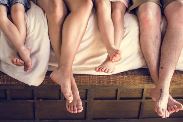 Famiglia Che Rilassa Sul Letto Piedi Sotto Coperta — Foto Stock