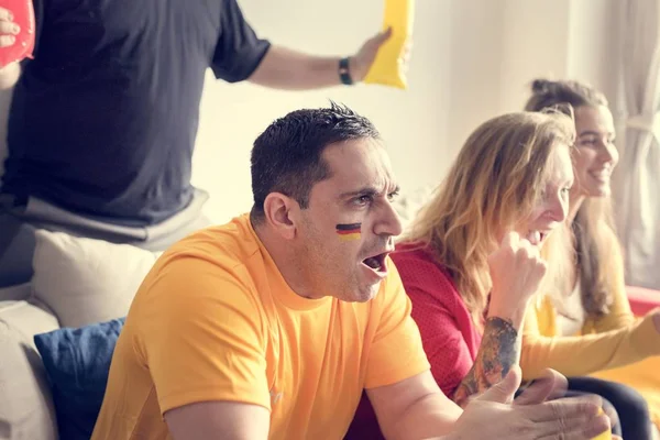 Arkadaşlar boyalı bayrağı ile Dünya Kupası tezahürat