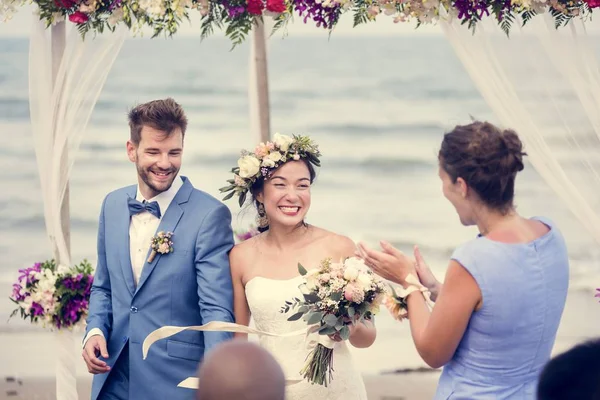 Jovem Casal Uma Cerimônia Casamento Praia — Fotografia de Stock