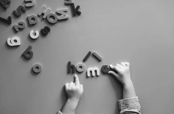 Criança Brincando Com Letras Alfabeto — Fotografia de Stock