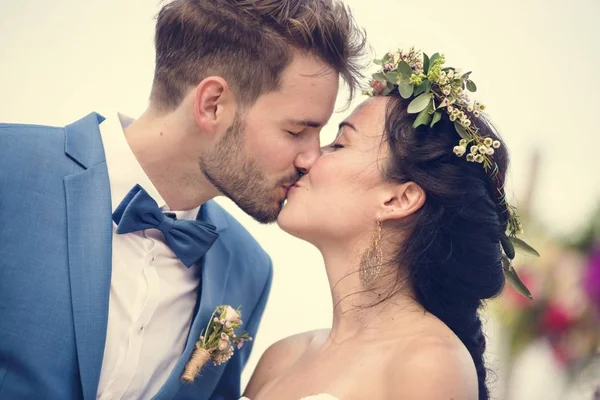 Jovem Casal Uma Cerimônia Casamento Praia — Fotografia de Stock