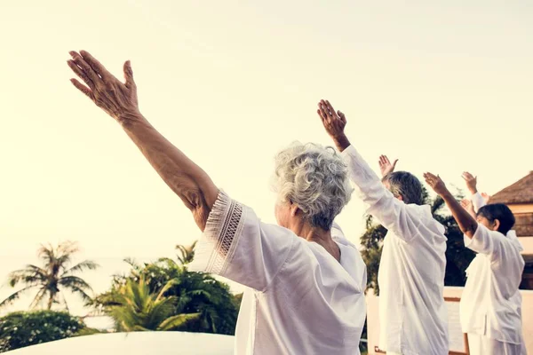 Sabah pratik yoga yaşlılar grubu