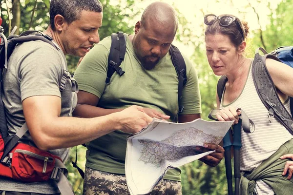 Reisende Die Auf Der Karte Nach Einer Wegbeschreibung Suchen — Stockfoto