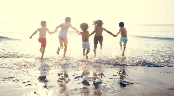 ビーチで自分の時間を楽しんでいる子供のグループ — ストック写真