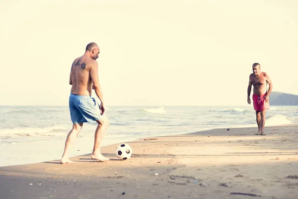 Men Playing Football Beach — Stock Photo, Image