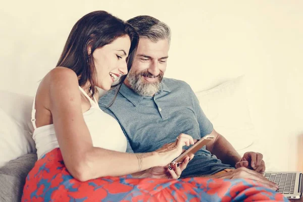 Couple Utilisant Leur Téléphone Pendant Les Vacances — Photo