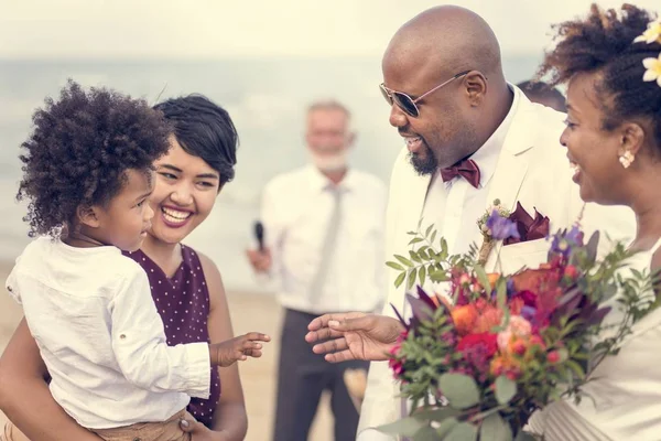 Glückliches Brautpaar Bei Einer Hochzeitszeremonie Auf Einer Tropischen Insel — Stockfoto