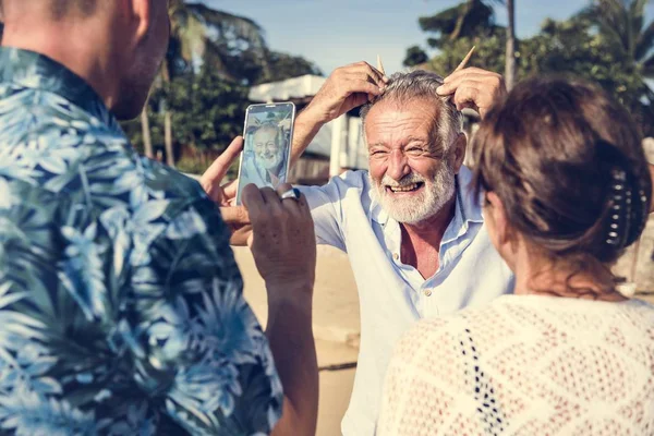 Kumsalda oynarken üst düzey arkadaşlar