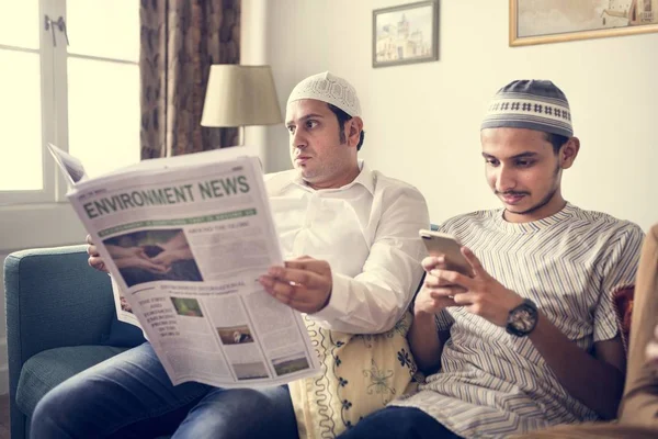 Muslimsk Familie Læser Nyhederne - Stock-foto