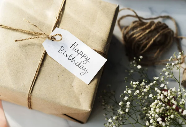 Caja Regalo Con Etiqueta Feliz Cumpleaños — Foto de Stock