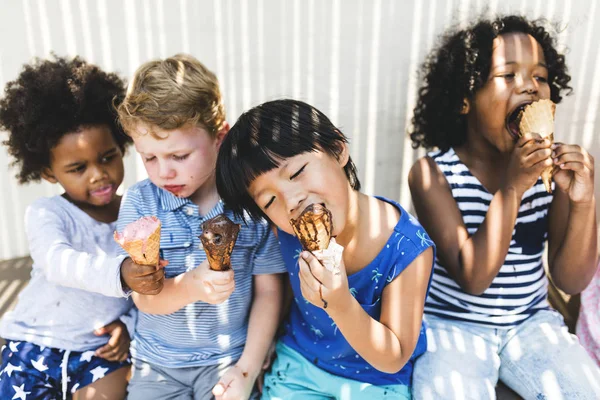 Weinig Kinderen Eten Van Lekker Ijs — Stockfoto