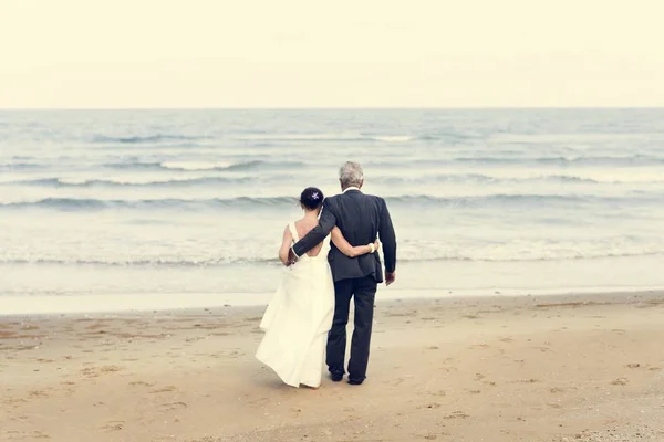 Ώριμο Ζευγάρι Παντρεύεται Στην Παραλία — Φωτογραφία Αρχείου