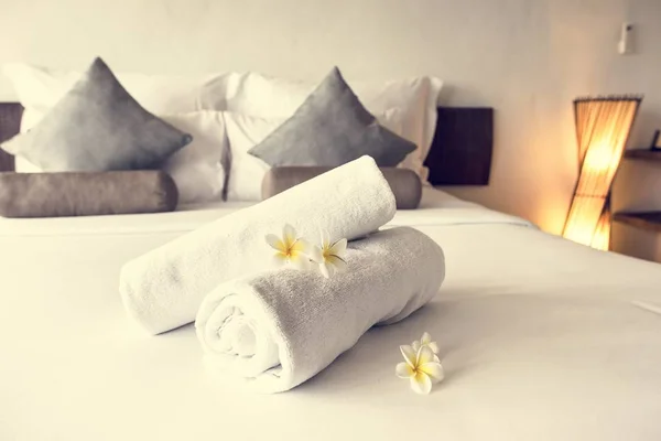 Schone Handdoeken Opgerold Een Bed — Stockfoto