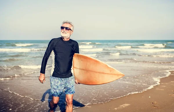 Ein Älterer Mann Mit Einem Surfbrett — Stockfoto