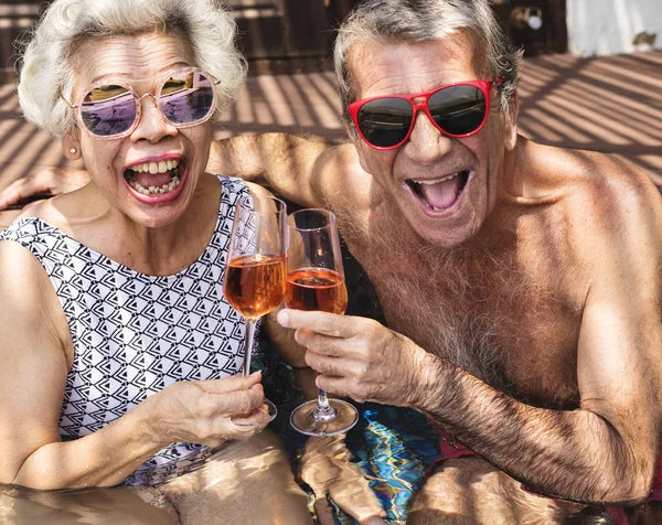 Happy Seniors Drinking Prosecco Pool — Stock Photo, Image
