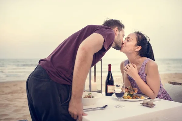 Pár Élvezi Egy Romantikus Vacsora Tengerparton — Stock Fotó