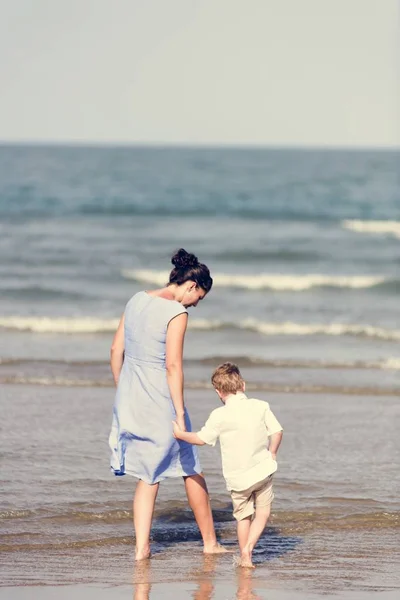 Moeder Zoon Koelen Het Strand — Stockfoto