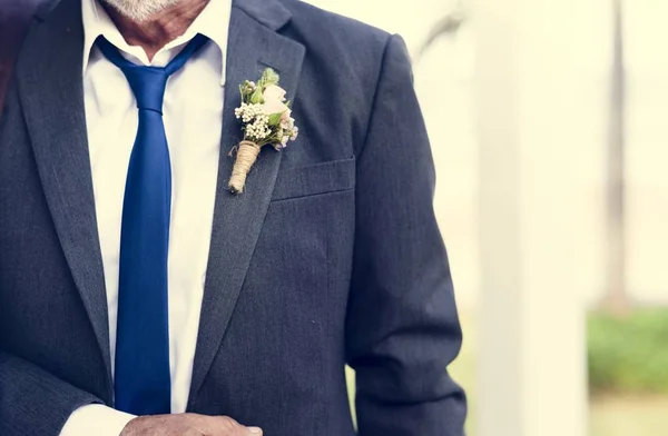 Nahaufnahme Des Bräutigams Boutonniere Gravere Anzug Revers — Stockfoto