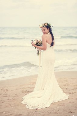 Deniz kenarında güzel bir gelin