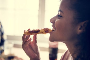 Pizza birlikte evde yemek arkadaşlar