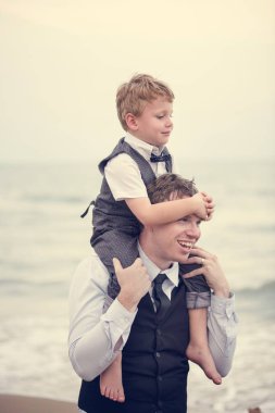 Baba ve oğul plaj düğün