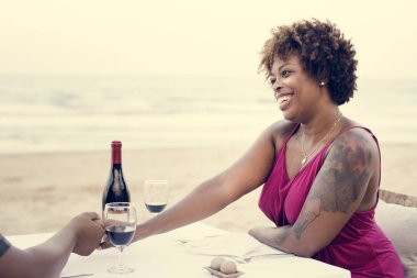 Denizin kenarında özel akşam yemeği