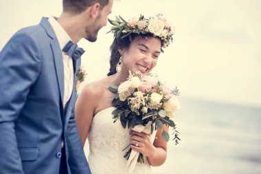 Genç çift sahilde evleniyor