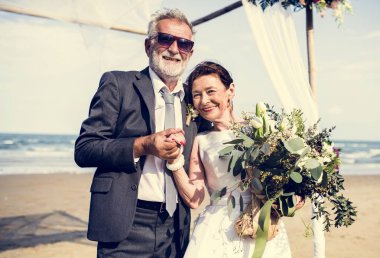Olgun çift sahilde evleniyor