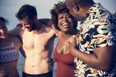 plajda eğlenmek arkadaşlar