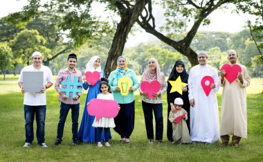 Çeşitli sosyal medya simgeleri tutan Müslüman aile