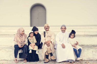 Müslüman aile açık havada birlikte oturan