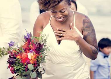 Mutlu gelin ve damat düğün töreninde bir tropik ada