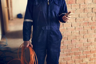 elektrikçi akıllı telefon ve evde duran kablolar ile kırpılmış atış