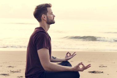 adam pratik Yoga sahilde