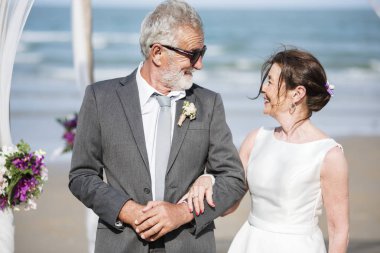 Üst düzey çift sahilde evleniyor