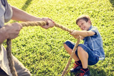 Savaş römorkör oynayan aile
