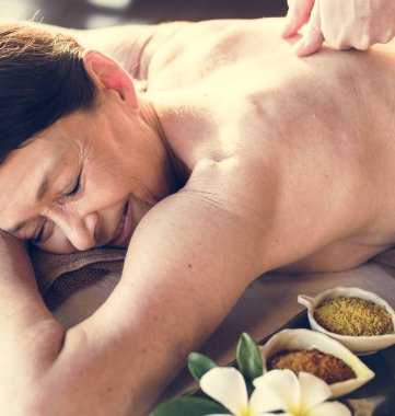 Kadın kıdemli bir masaj keyfi