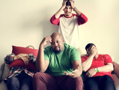 Arkadaşlar boyalı bayrağı ile Dünya Kupası tezahürat