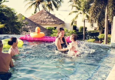 Bir havuzda oynarken aile