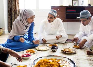 Müslüman aile katta, akşam yemeği kutluyor ramazan