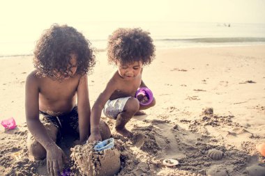 Sahilde oynayan çocuklar.