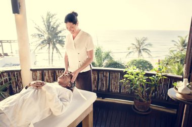 Erkek masaj terapisti bir Spa'da masaj